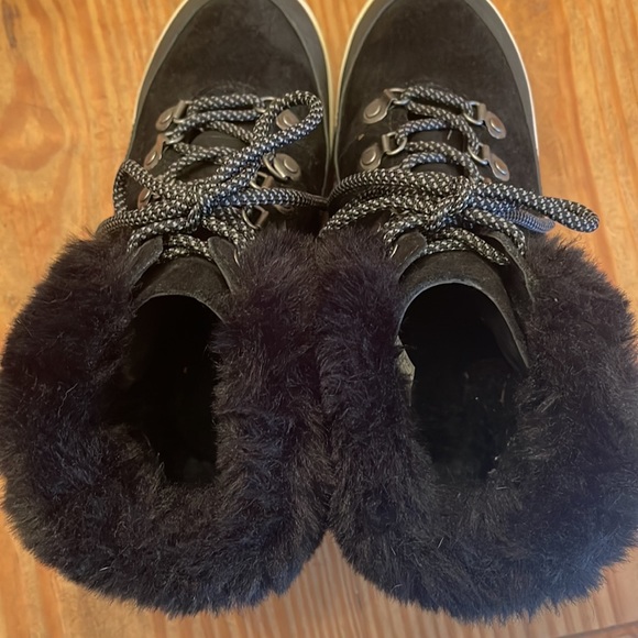 Black Kookaburra boots by Ugg, size 6 - Picture 9 of 12